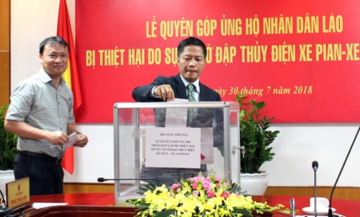 Bộ Công Thương trao gần 2 tỷ đồng ủng hộ nhân dân Lào sau sự cố vỡ đập