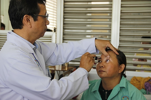 Hai bệnh nhân đầu tiên được phẫu thuật ghép giác mạc "2 trong 1"