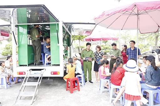 Đưa xe ô tô thư viện lưu động về tận xã phát huy văn hóa đọc