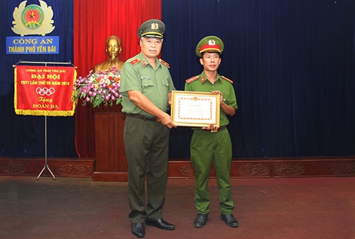 Khen thưởng Thiếu úy Cảnh sát dũng cảm cứu người