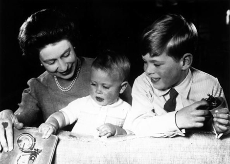 Lần đầu tiên tiết lộ phận làm mẹ của Nữ hoàng Anh Elizabeth II