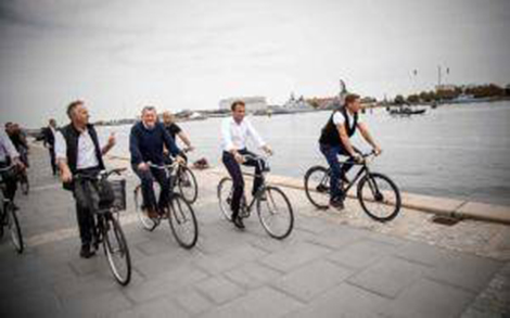 Tổng thống Pháp đạp xe du ngoạn thủ đô Đan Mạch