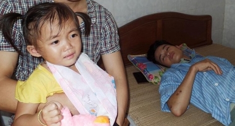 Nỗi đau tận cùng của người chồng cố cứu con, không thể cứu vợ trong lũ dữ