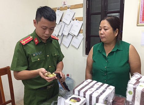 Phát hiện hàng trăm dây lưng, áo bông ký hiệu Công an tại cửa hàng bảo hộ lao động