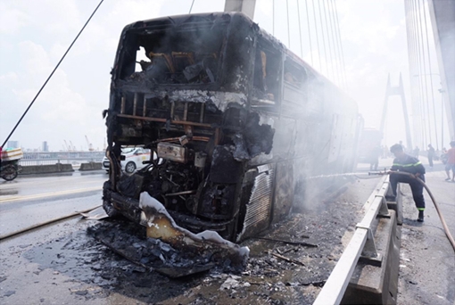 Cháy xe khách giường nằm cao cấp trên cầu Bính