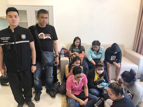 Mắc bẫy vì ham quà "khủng"