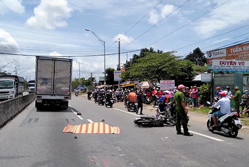 Va chạm với xe tải trên quốc lộ 1A, một phụ nữ tử vong