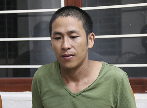 Ngáo đá dùng liềm kề cổ bắt con tin đòi tiền