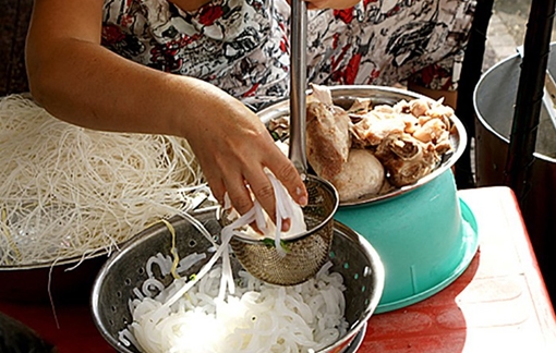 Bốc bánh phở bằng tay và dạy thêm sai quy định sẽ bị phạt tiền
