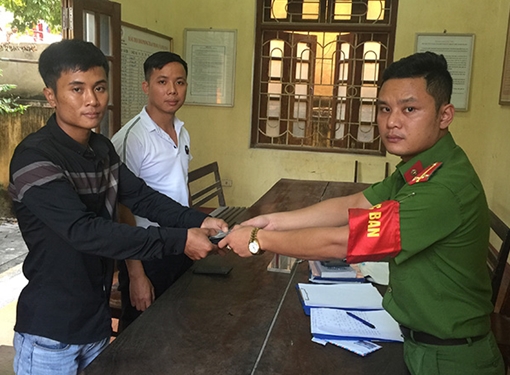 Chiến sĩ Công an nhặt được hơn 12 triệu đồng tìm trả lại cho người đánh mất