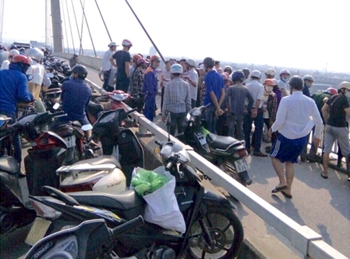 Nam thanh niên bỏ xe máy nhảy cầu Bính