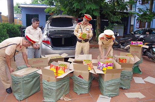 Tài xế ô tô chở gần 300kg pháo nổ gặp CSGT bỏ chạy