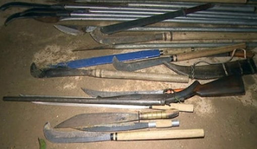 2 xe ô tô bị nhóm đối tượng mang theo súng và kiếm chặn đầu