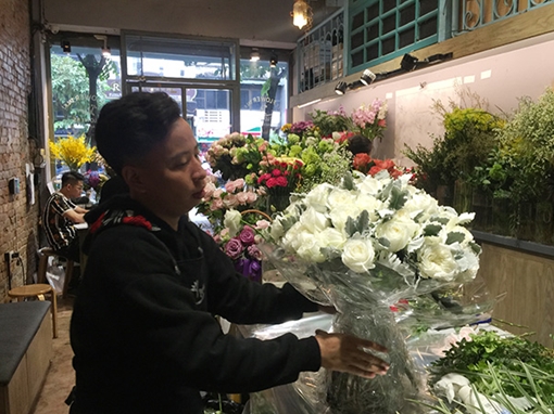 Thị trường quà tặng 20-10: Xuất hiện hoa giá “khủng”, đồ gia dụng giảm giá