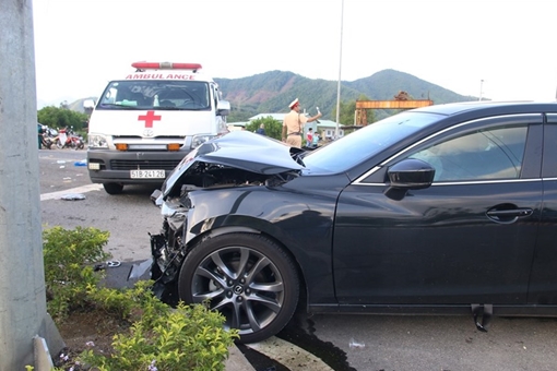 Hiểu thế nào về vụ xe con tông ngang xe cứu thương?