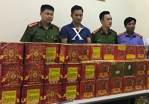 Trên đường vận chuyển trái phép gần 3 tạ pháo thì bị bắt giữ