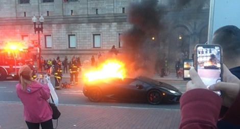 Siêu xe Lamborghini bốc cháy, người đi đường mải mê… chụp ảnh