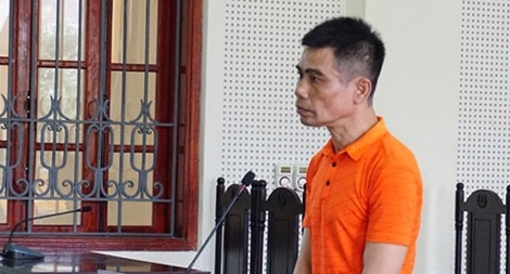 Đang tại ngoại vẫn mang súng đi buôn 12 bánh heroin