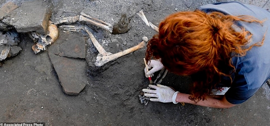 Tìm thấy hài cốt 2.000 năm tuổi chôn vùi trong thảm hoạ núi lửa