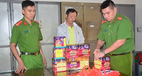 Tạm giữ đối tượng vận chuyển hàng cấm