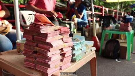 Độc đáo hàng thủ công từ… tiền giấy