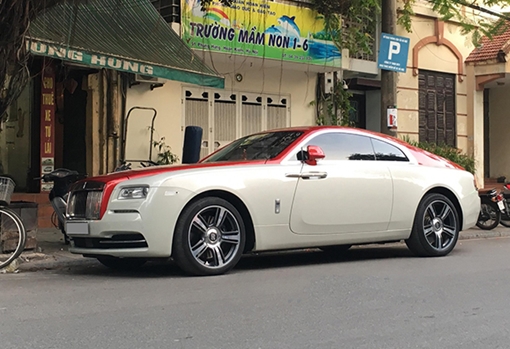 Xe siêu sang Rolls-Royce Wraith phối màu lạ xuất hiện ở Hà Nội