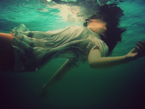 Tìm tung tích nạn nhân chết dưới sông Hồng