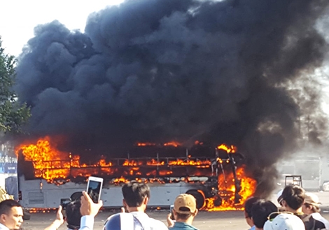 Hai xe khách giường nằm bốc cháy dữ dội trong lúc đang sửa