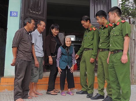 Giúp cụ bà 87 tuổi đi lạc về với gia đình