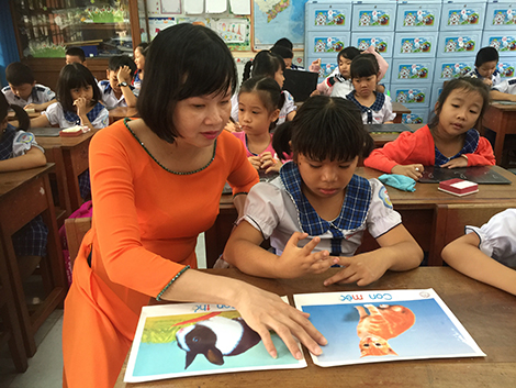 Khi đến trường, cô giáo như mẹ hiền…