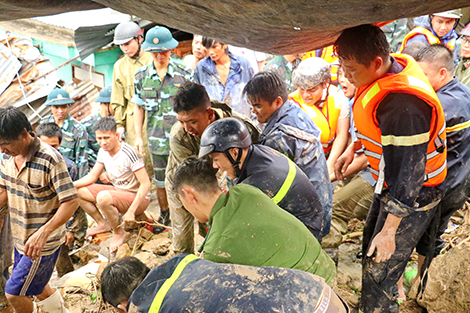 Sắc áo Công an trầm mình trong lũ dữ ở Nha Trang