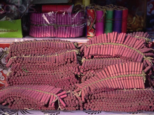 Rủ em trai vận chuyển pháo nổ