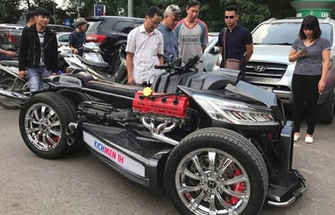 “Quái thú” mô tô 4 bánh tiền tỉ gây chú ý trên phố