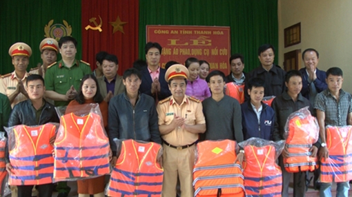 Trao tặng 300 áo phao cho các chủ phương tiện tham gia giao thông đường thủy