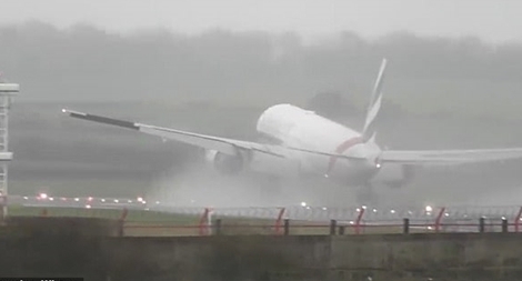 Hoảng hồn với cú tiếp đất "chồm chồm" của Boeing 777