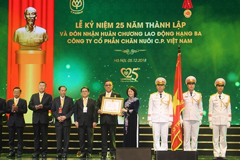 Phó Chủ tịch nước trao tặng Huân chương Lao Động hạng Ba cho C.P. Việt Nam