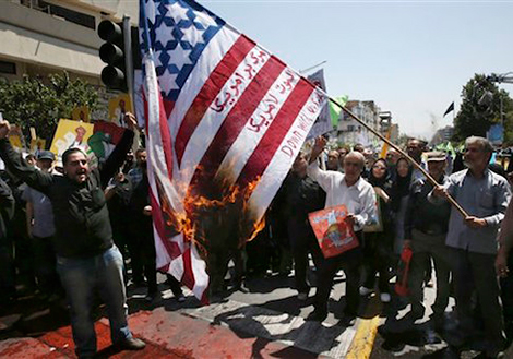 Một tháng tái trừng phạt Mỹ - Iran: Lợi bất cập hại