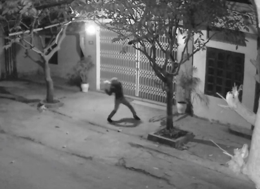 Truy đuổi đối tượng ném chất bẩn, một người bị thương