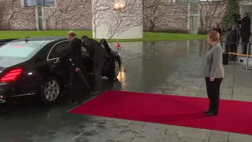 Dở khóc dở cười sự cố xe chở Thủ tướng Anh Theresa May bị kẹt cửa