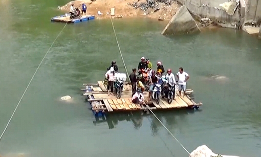 Nguy hiểm rình rập khi hàng trăm lượt người đi bè gỗ qua suối