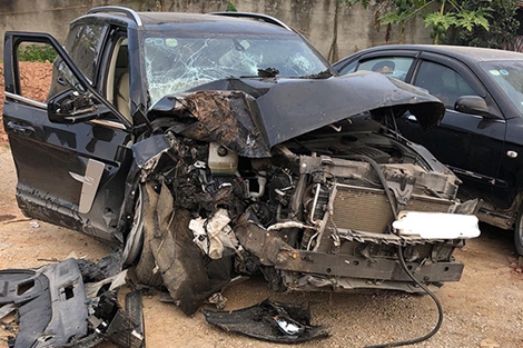 “Range Rover nhái" nát đầu sau tai nạn