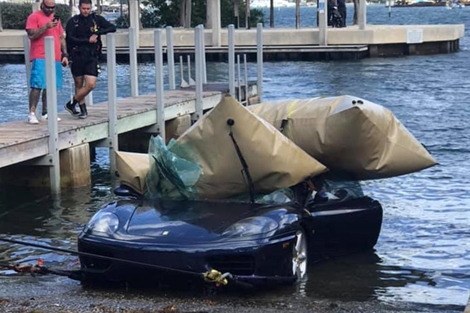 Bất ngờ vụ người đàn ông lao thẳng siêu xe Ferrari của mình xuống biển
