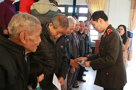 Mang Tết yêu thương đến với người nghèo