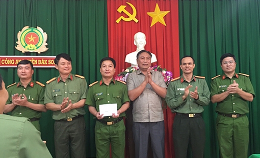 Thưởng nóng CAH Đắk Song trong vụ triệt phá nhóm đối tượng cho vay lãi nặng