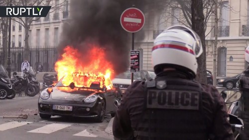 3 chiếc siêu xe bị người biểu tình đập phá, đốt cháy