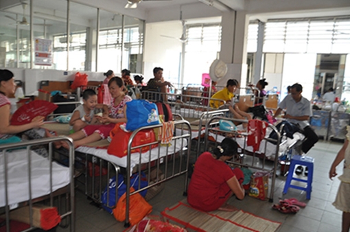 Sốt xuất huyết vẫn “nóng”, sởi chưa “hạ nhiệt”