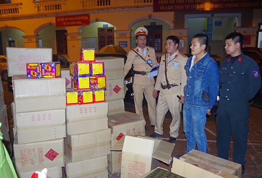 Bắt đối tượng vận chuyển gần một tấn pháo nổ