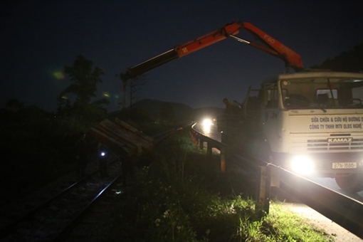 Gần 70 công nhân nỗ lực "giải cứu" đường sắt Bắc - Nam trong đêm