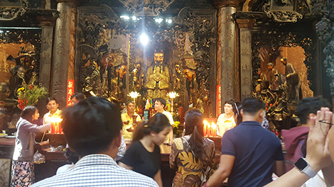 Những câu chuyện ghi ở cửa đền