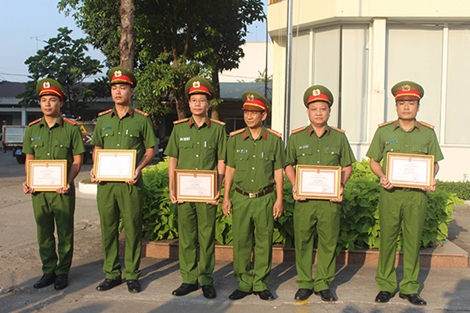 Khen thưởng các đơn vị triệt phá băng nhóm hoạt động tín dụng đen